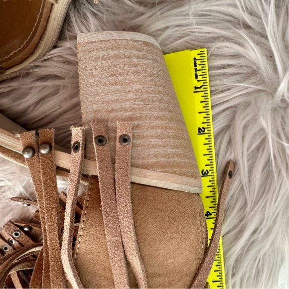 New Very Volatile tan leather fringe heels 8 - Picture 3 of 6